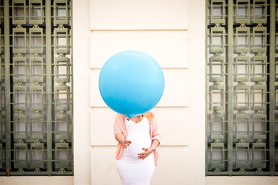 Maternity session. Mother to be holding blue ballon at griffith observatory